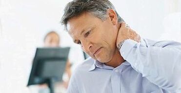 Os síntomas da osteocondrose cervical inclúen dor no pescozo