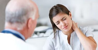 un paciente con osteocondrose cervical nunha cita médica